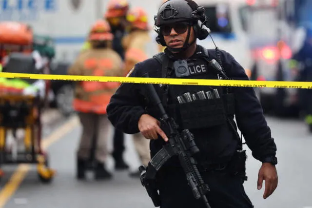 Policía y servicios de emergencia se reúnen en el lugar de un tiroteo reportado de varias personas fuera de la estación de metro 36 St el 12 de abril de 2022 en el distrito de Brooklyn de la ciudad de Nueva York. Foto: AFP