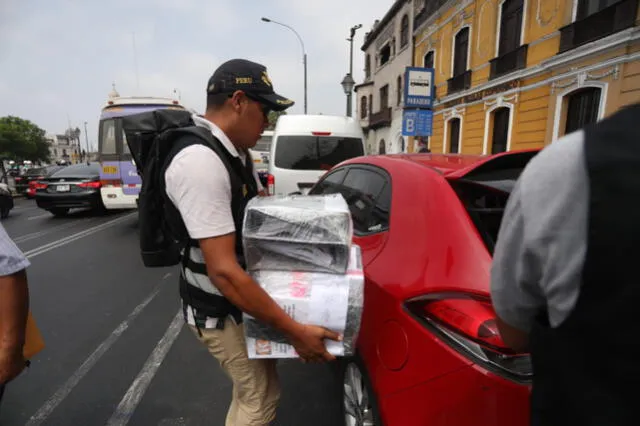 Carpetas y archivos fueron incautados en el segundo día de allanamiento. Foto: Aldair Mejía / La República.