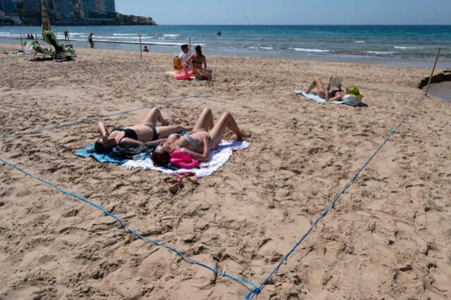 Delimitación de la arena en la playa Poniente, en Benidorm. (Foto: AFP)