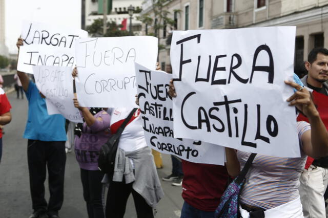 Personas protestan contra el destituido Pedro Castillo en el frontis de la Prefectura. Fotos: Marco Cotrina / La República