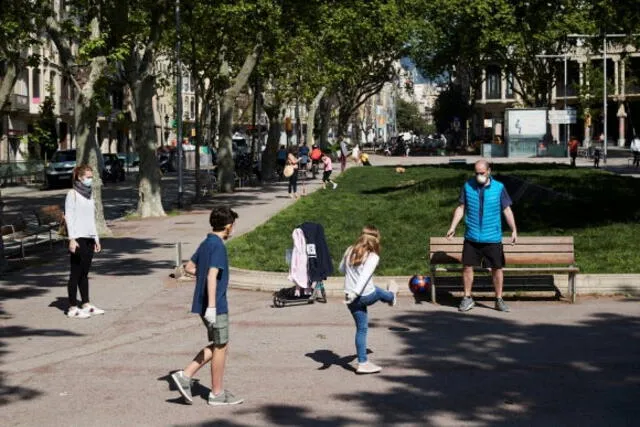 Niños en un parque de Barcelona. Foto: EFE.