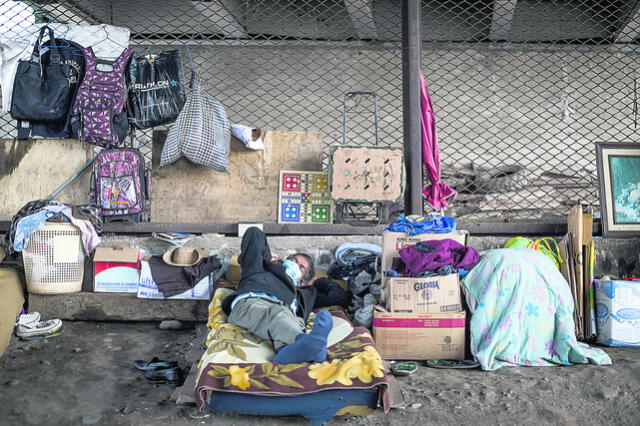 Desechos. Muchas de las pertenencias de estos indigentes salieron de la basura. También colaboran con ellos representantes de la Municipalidad de Lima. (Foto: John Reyes)