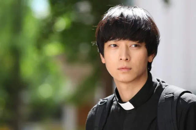 El actor Kang Dong Won señaló que se considera "muy feo".