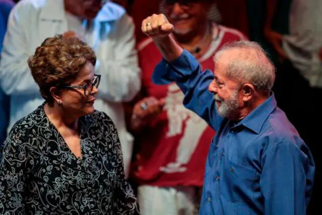 En el acto también estuvo la expresidenta de Brasil Dilma Roussef (i). Foto: EFE