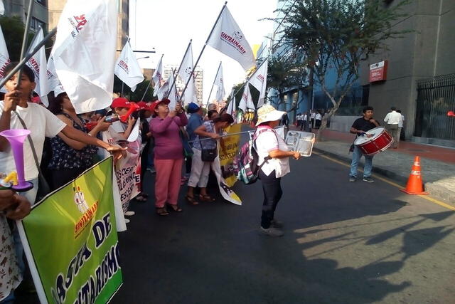 Trabajadoras del Inabif protestan por mejores sueldos [FOTOS]