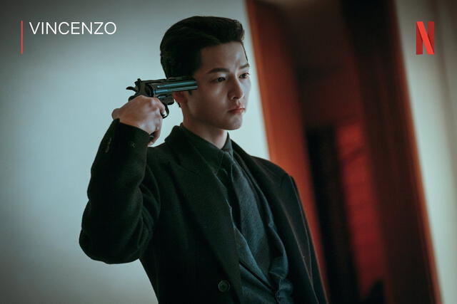 Song Joong Ki se luce como Vincenzo Cassano, coreano adoptado por una familia italiana cuando era niño. Foto: Netflix