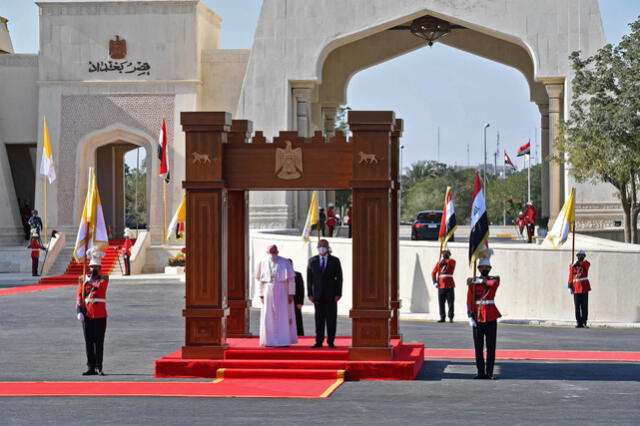 presidente iraquí Barham Saleh dando la bienvenida al Papa Francisco en el palacio presidencial en la Zona Verde de Bagdad. Foto: AFP