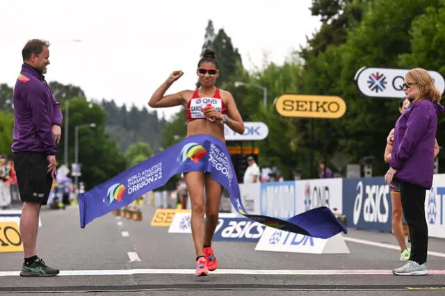 Kimberly García y el preciso momento en el que llegó a la meta en marcha 35 km del Mundial de Atletismo Oregón 2022. Foto: AFP