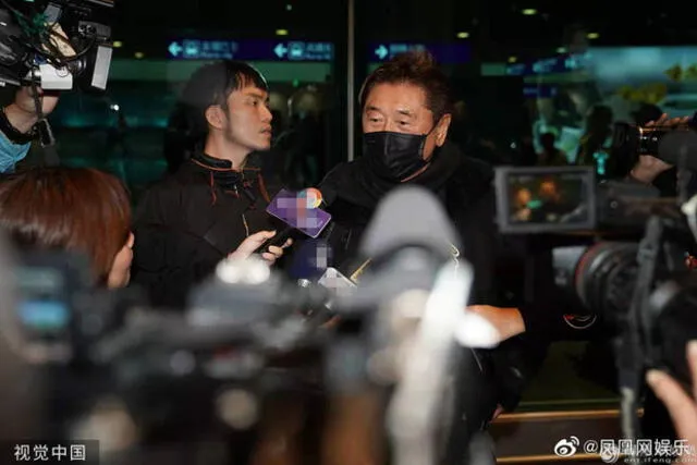 Cao Kieu, padre del actor Cao Di Tuong, se veía demacrado cuando fue rodeado por  la prensa.