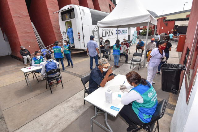 Setenta indigentes pudieron acceder a albergue en Plaza de Acho tras evaluar a 115 personas. Créditos: Municipalidad de Lima.
