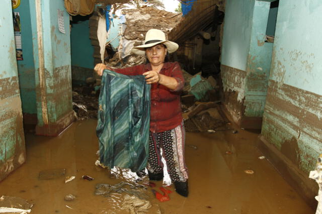 Vecinos de barrios de Ica se refugian en los techos de sus casas