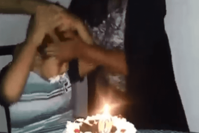 Facebook: querían que muerda el pastel, pero no apagaron la vela y casi provocan tragedia [VIDEO]