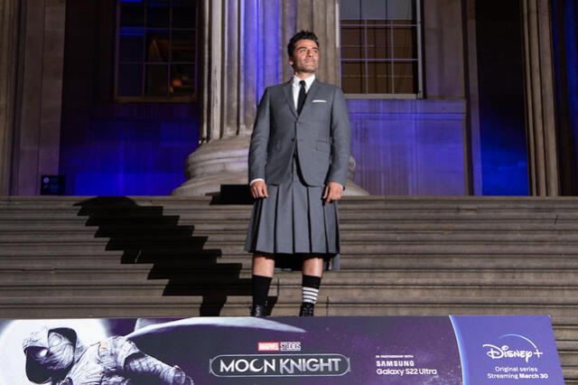 Oscar Isaac con Kilt (falda con estilo escocés en la presentación de Moon Knight. Foto: Getty Images.