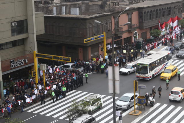 Manifestantes en avenida Abancay. Foto: La República