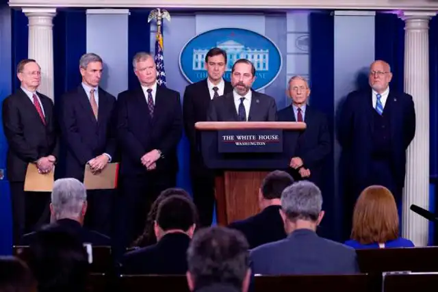Alex Azar (c) y el grupo de trabajo sobre el coronavirus en la rueda de prensa de este viernes en la Casa Blanca. Foto: EFE