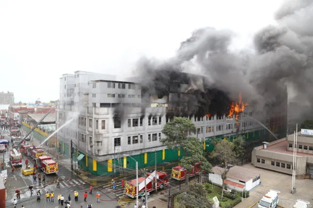 Fuego destruye edificio clausurado por municipalidad