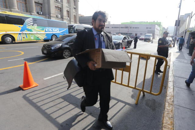 Bryan Kabsther, abogado de Lusi Castañeda, llega a la sede judicial. Fotos: Michael Ramón/La República.