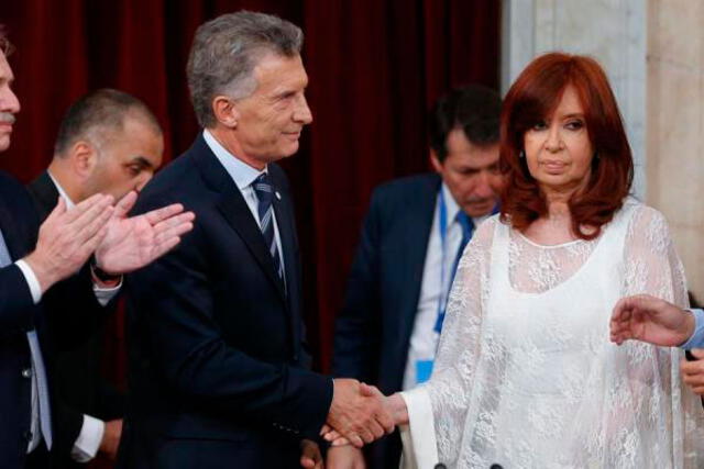 Antes del discurso se vivió un incómodo momento entre Cristina y el presidente saliente, Mauricio Macri. Foto: EFE