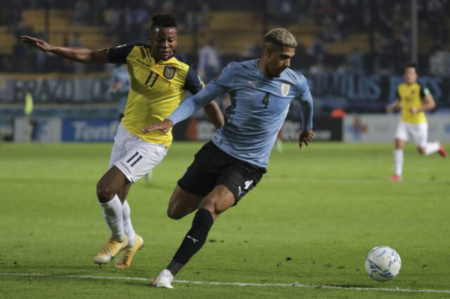 Ronald Araújo puede volver a jugar de lateral derecho ante Perú. Foto: AFP