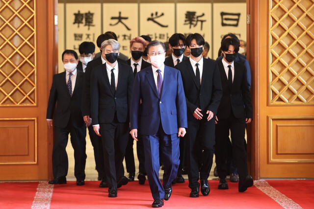 Presidente surcoreano Moon Jae In recibe a BTS en la Casa Azul. Foto: Cheong Wa Dae