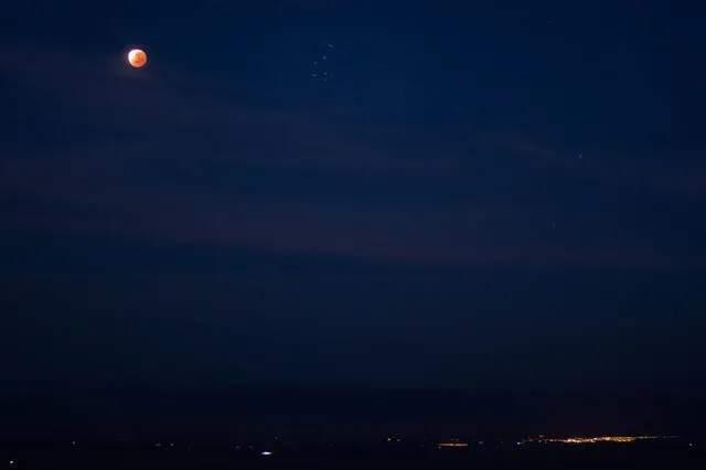 Una luna de color rojizo iluminó por un momento la ciudad de Atacama, en Chile. Foto: Sergio Otarola / ALMA / Twitter