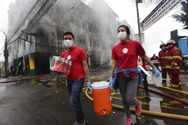 Bomberos logran ingresar a la galería Nicolini en busca de los desaparecidos [FOTOS]