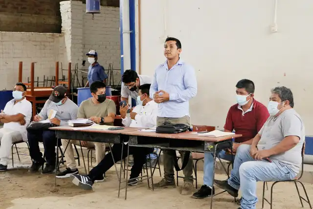 El equipo técnico revisa los avances de la obra. Foto: Municipalidad de Chulucanas