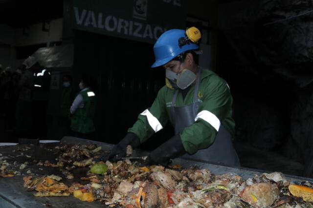 Miguel Atausupa, trabajador municipal encargado de la valorización de residuos sólidos orgánicos.