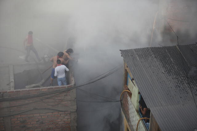 Los momentos de mayor tensión por incendio en almacén de galería Bellas Artes [FOTOS]