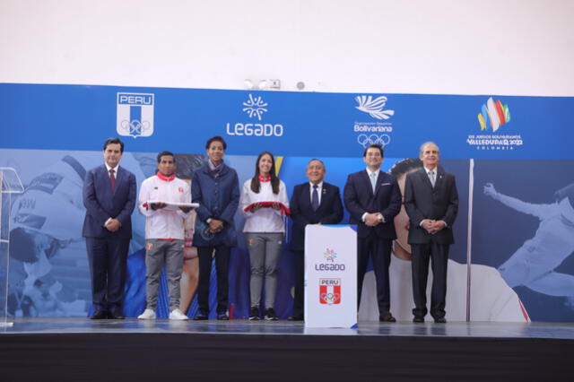 María Luisa Doig y Juan Miguel Postigos acompañados de las autoridades deportivas. FOTO: IPD