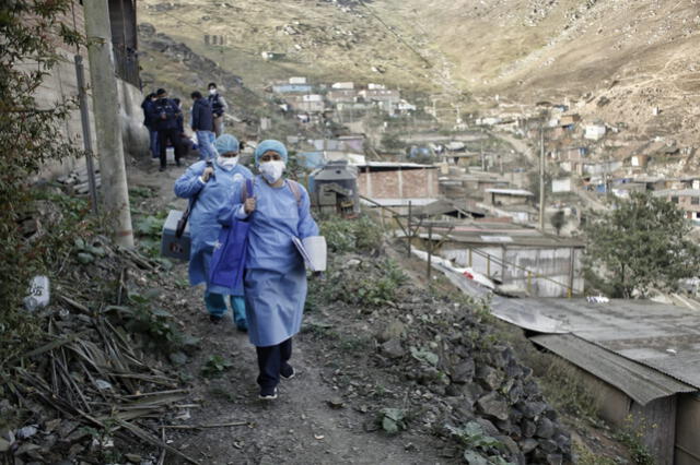 Trabajadores de salud van casa por casa vacunando contra la COVID-19. Foto: Antonio Melgarejo