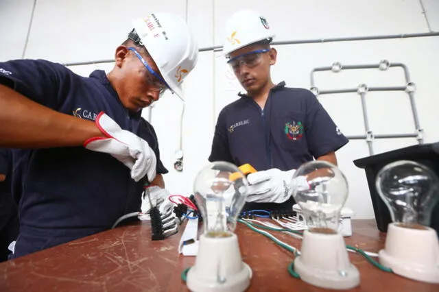140 jóvenes del servicio militar voluntario se gradúan como técnicos electricistas