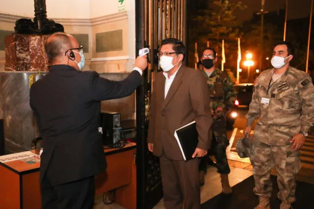 Vicente Zeballos llega al Palacio Legislativo. Por protocolo, se le toma la temperatura a la entrada del recinto parlamentario.
