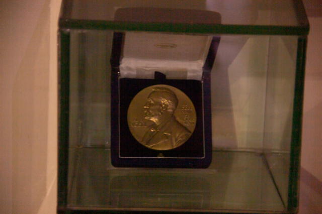 Tesoros. Objetos personales de Vargas Llosa. La más valiosa es la medalla del Nobel. Foto: La República