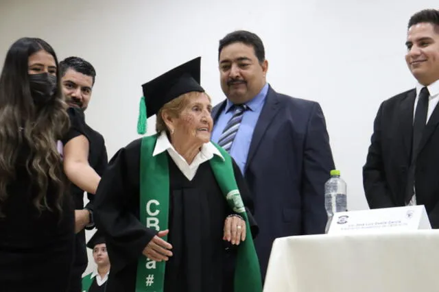 Adulta mayor cumplió su sueño al graduarse del bachillerato en México