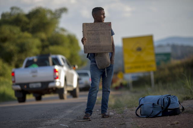 Venezolanos maceran sus sueños en insalubre refugio del norte de Brasil [FOTOS]