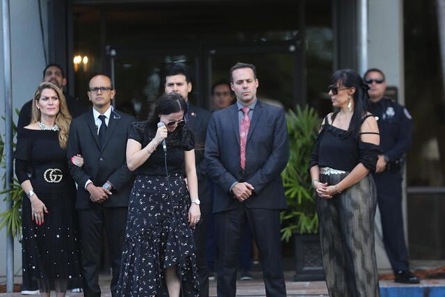 La hija de José José y su desgarradora despedida en el funeral del cantante