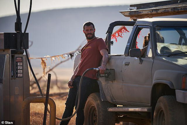 Jamie Dornan es un hombre británico que no sabe que hace en el desierto rojo del interior de Australia. Foto: HBO Max.