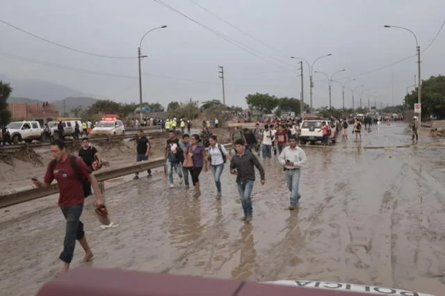 Río Huaycoloro se desborda, inunda SJL y llega al Rímac