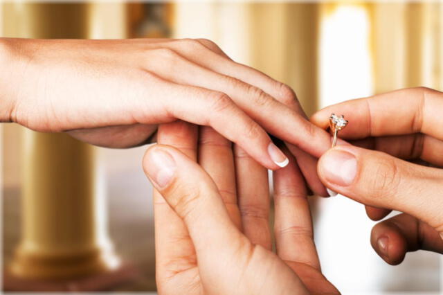 El anillo de compromiso suele ir en el dedo anular.