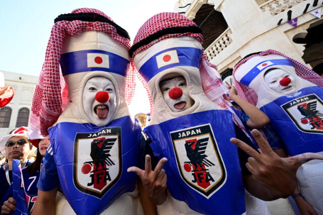 Los hinchas japoneses dieron el ejemplo al limpiar el estadio tras los partidos de Japón en Qatar 2022. Foto: AFP