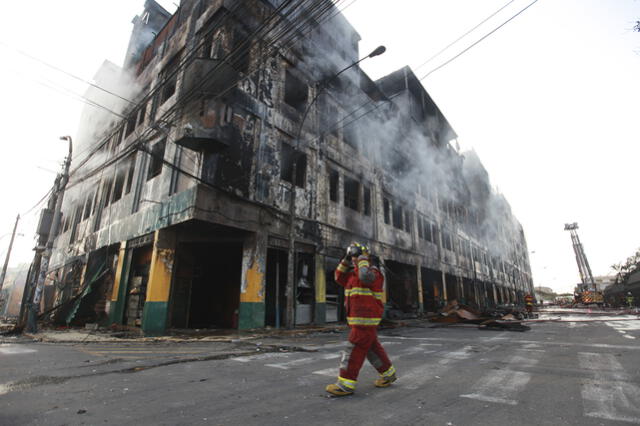 Bomberos logran ingresar a la galería Nicolini en busca de los desaparecidos [FOTOS]