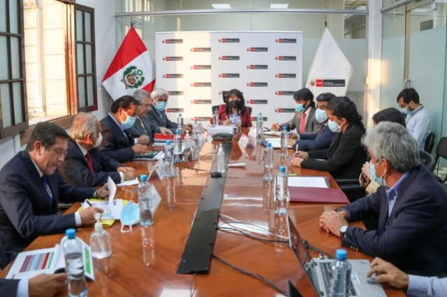 Miembros del Ejecutivo se reunieron para tratar el tema de la masificación del gas natural. Foto: PCM