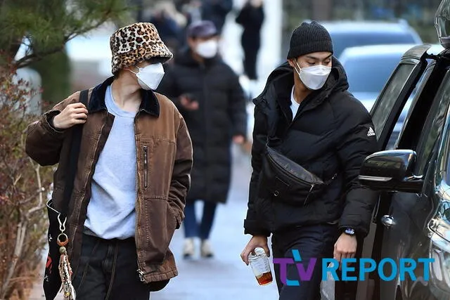 Minhyuk y Shownu de MONSTA X llegando a los estudios de KBS en la mañana del 18 de diciembre. Foto: TV Report
