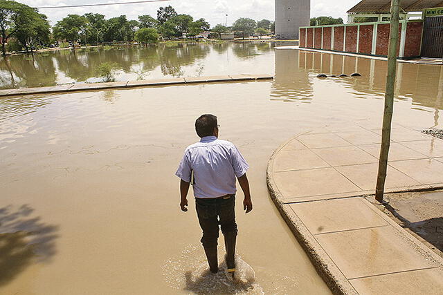 Piura: Fuertes lluvias con truenos y relámpagos deja calles inundadas y pueblos aislados