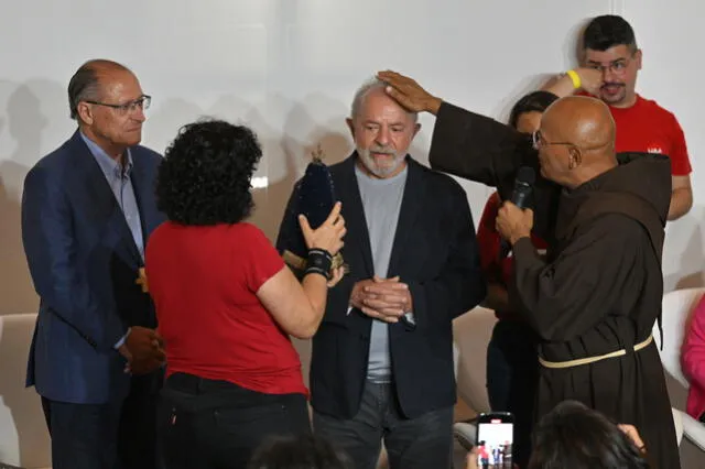 Luiz Inácio Lula da Silva, asiste a una reunión con monjas, sacerdotes y otros miembros del clero, en Sao Paulo, Brasil, el 17 de octubre de 2022. Foto: AFP