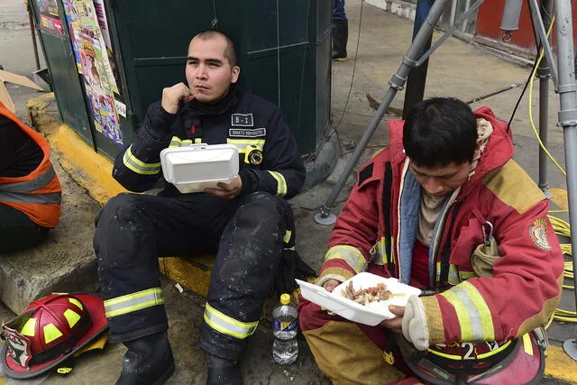 Bomberos logran ingresar a la galería Nicolini en busca de los desaparecidos [FOTOS]