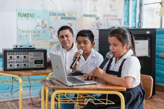 Los alumnos del profesor Juárez emitían su podcast por los altavoces del caserío Miraflores Alto. Foto: Fundación Telefónica