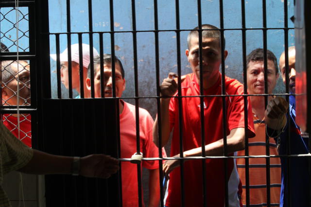 Investigan a 80 internos del penal de Lurigancho por llamadas extorsivas