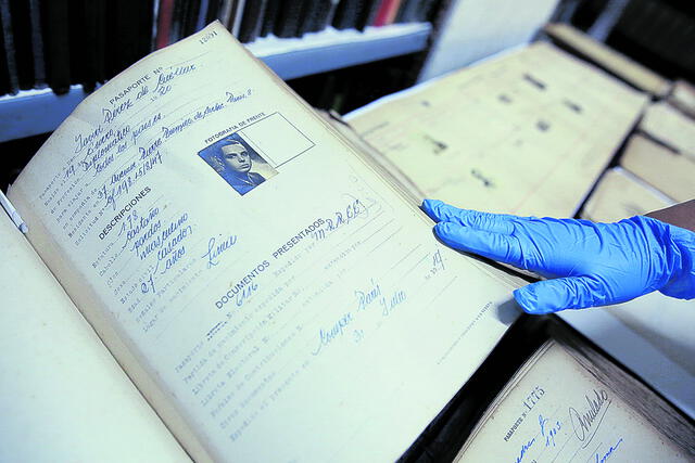 Histórico. Registro del pasaporte de Javier Pérez de Cuéllar. Foto: John Reyes/La República